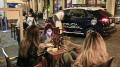 Agentes de la Polic�a Nacional durante una ronda de vigilancia por el centro de Lugo