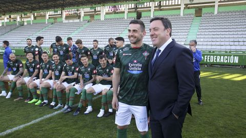 El presidente de la Diputacin, Valentn Gonzlez, saludando al ponts Quique Fornos, uno de las capitanes del Racing. 