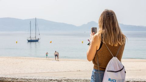 Una mujer forograf�a la playa de Silgar el pasado 16 de abril