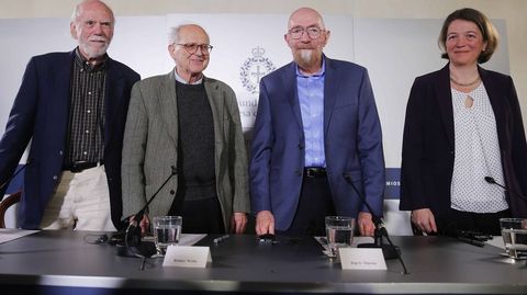 Los tres fsicos reconocidos este ao con el Premio Princesa de Asturias de Investigacin Cientfica y Tcnica Kip, Thorne (2d), Rainer Weiss (2i) y Barry C. Barish (i), y Laura Cadonati (d), representante de la Colaboracin Cientfica LIGO, (siglas en ingls del Laboratorio de Ondas Gravitacionales), durante la rueda de prensa que ofrecieron hoy en Oviedo.