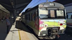 Uno de los trenes que cubren las rutas tur�sticas de la Ribeira Sacra, en la estaci�n de Ourense