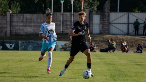 Arnau Comas (derecha) conduce el bal�n ante�Arturo Palma durante el partido entre el D�por y el Lugo.