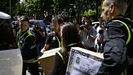 Agentes de la UDEF salen de la empresa de las hijas de Zapatero, el martes en Madrid.