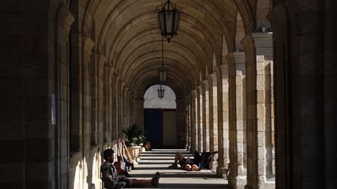 Imagen de archivo en la que el sol se cuela en los soportales del Pazo de Raxoi a trav�s de los arcos.