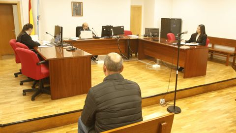 El acusado no acudi al juicio este lunes, pero s lo hizo el dueo de la vaca, el denunciante (en el centro, de espaldas)