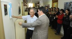 El director del IES, Ux�o Grande, con �ngel Carracedo en el descubrimiento de la placa. 