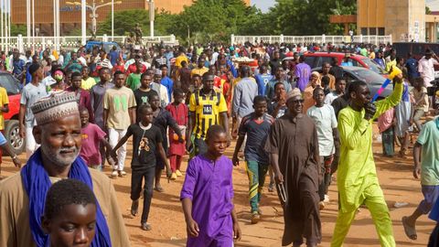 Partidarios de los golpistas se renen durante un mitin en Niamey, Nger, el 6 de agosto del 2023.