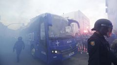 El autob�s del Real Oviedo, durante el recibimiento previo al derbi asturiano