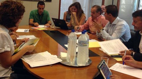 Daniel Alonso, en el centro, en la reuni�n convocada por Maestros Capacitados con sindicatos, partidos y organizaciones sociales.Daniel Alonso, en el centro, en la reuni�n convocada por Maestros Capacitados con sindicatos, partidos y organizaciones sociales 