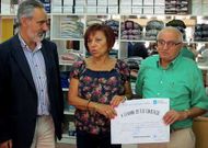 Carmen Gonz�lez y Juli�n G�imil reciben el diploma de manos de Cores Tour�s.