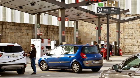 Coches repostando en una gasolinera de Vigo al comienzo de la guerra en Ir�n