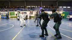 La Guardia Civil expone sus medios en el pabell�n Santa Baia de Boiro