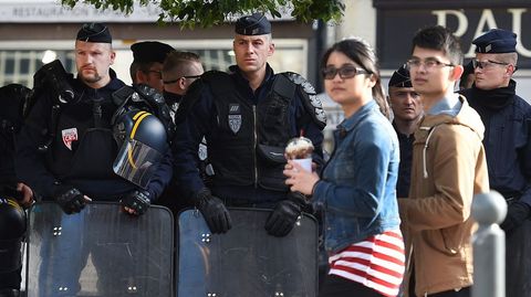 La polica francesa vigila las calles de Lille para evitar altercados entre hinchas.