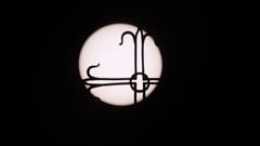A la misma hora del eclipse en Santiago, el sol regalaba esta imagen de la iglesia de Bonaval este martes