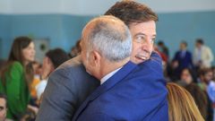 Gmez Besteiro abraza a David Regades en el acto de toma de posesin de este como delegado de la Zona Franca.