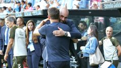 El t�cnico del Sevilla, Luis Garc�a Plaza, saluda al del Celta, Claudio Gir�ldez, antes del inicio del choque.