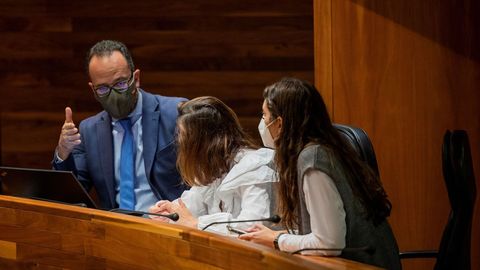 El portavoz de Vox en el parlamento asturiano, Ignacio Blanco (i) durante el Debate de la Regi�n en el parlamento asturiano 