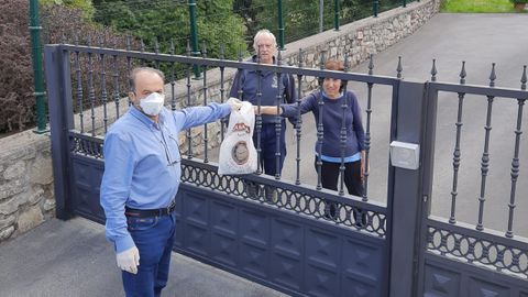 ALCALDE ENTREGANDO PRODUCTOS DE PREVENCIÓN SANITARIA COVID