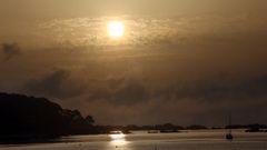 La niebla cubr�a parcialmente este domingo al amanecer la r�a de Arousa
