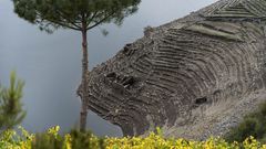 Bancales sumergidos bajo el Mi�o que dej� a la vista una bajada de nivel del embalse de Belesar