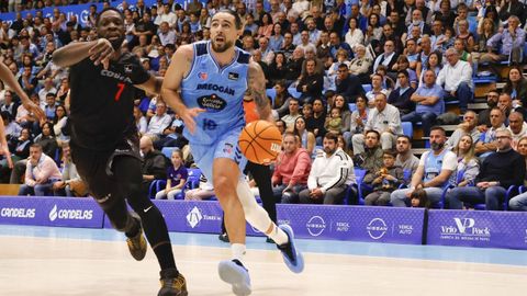 Francis Alonso penetra a canasta ante Babatunde Olumuyiwa contra el Granada en el Pazo dos Deportes de Lugo en la Liga Endesa 2025-2026. LAURA LEIRAS