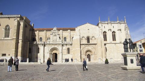 leon.La basílica de San Isidoro es, junto a la catedral, el templo más importante de la ciudad. Aquí está el Panteón de Reyes y el cáliz de doña Urraca que, según la leyenda, es el Santo Grial. En pleno casco antiguo, es una de las construcciones románicas más destacadas en toda la geografía española en este estilo arquitectónico