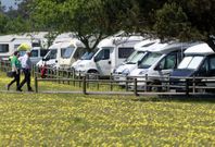 En la explanada de O Bao hab�a ayer una veintena de autocaravanas y furgonetas. 