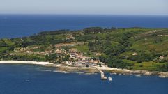 La isla de Ons, con Curro, su principal n�cleo de poblaci�n, y el muelle