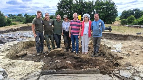 Investigadores y arque�logos en el yacimiento arqueol�gico del Chao Samart�n, en Grandas de Salime.