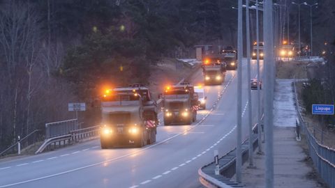 Convoy de tropas britnicas en Letonia