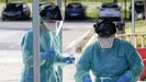 Personal sanitario en el punto de recogida de muestras de casos sospechososos de coronavirus en el exterior del hospital de Monforte