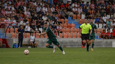 Guillermo Conejero siguiendo una acci�n de ataque del Racing Club Ferrol.