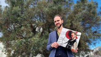 El guitarrista Rub&eacute;n Reinaldo, delante del olivo s&iacute;mbolo de Vigo, que inspira su nuevo disco.  