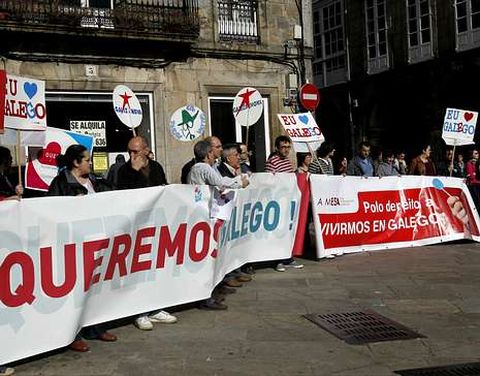 <span lang= es-es >A Mesa protesta</span>. Unas sesenta personas exigieron ayer en Santiago que se respete al gallego en la se�alizaci�n.