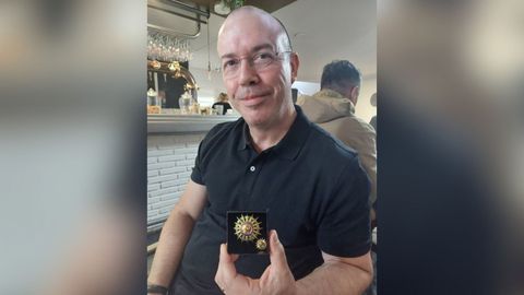 Isidro Caballer�a Poza, nuevo integrante de la Acad�mie Culinaire de France (Academia Culinaria de Francia), posando con la insignia que le entregaron en la ceremonia de investidura.