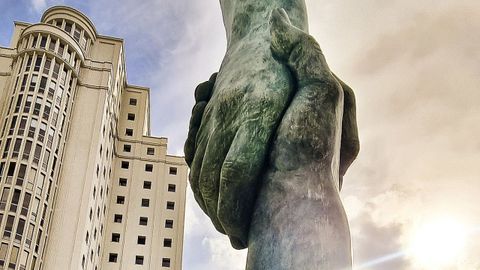 Escultura de Acordo Xusto en la Cidade da Xustiza de Vigo