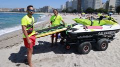 Dos socorristas, ayer en la playa de Riazor de A Corua