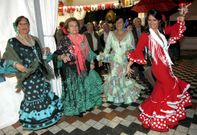 Los vecinos se han ataviado con trajes andaluces y animan el ambiente en las casetas. 