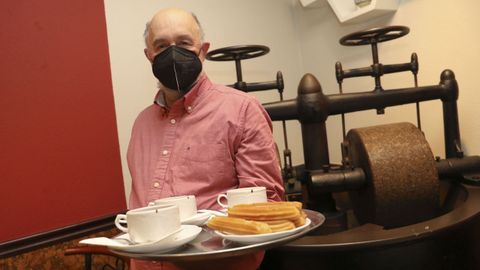 En Metate (con entradas por el Preguntoiro y la Travesa de San Paio de Antealtares) se vende todo el año chocolate a la taza. Los días 1 y 6 de enero son dos de las jornadas más fuertes del año (cierran el 25 y el 31 de diciembre) y su horario habitual es de 7 a 15 y de 16 a 20 (viernes y sábados hasta la 1.30, aunque antes de la pandemia era hasta las 3, y cierran por descanso el lunes). Carlos Vázquez, en la foto, dice que el suyo es un trabajo fantástico, porque no hay nada mejor que endulzar la vida a la gente.