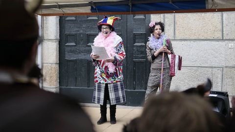 Domingo corredoiro y oleiro.En Seixalbo (Ourense), recogieron a sus mecos, Paquita y Nicanor y empezaron la troula con las charangas. También hubo pregón y piñata para los niños