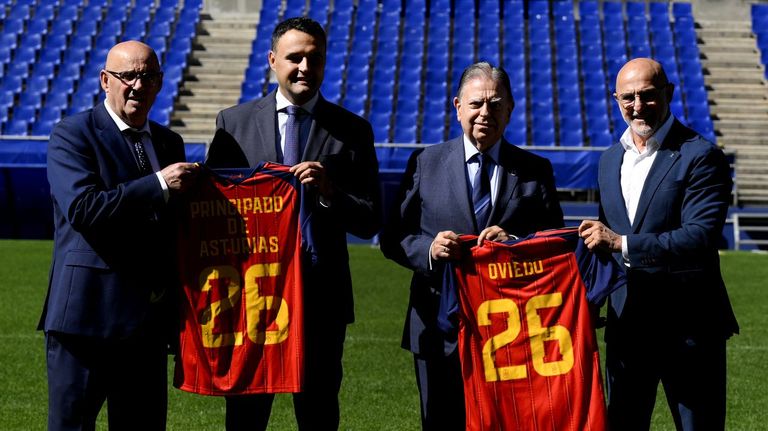El presidente de la Federaci�n Asturiana de F�tbol, Jos� Ram�n Cuertos; el Consejero de Hacienda, Justicia y Asuntos Europeos, Guillermo Pel�ez; el alcalde de Oviedo, Alfredo Canteli, y el seleccionador Luis de la Fuente, posan durante la presentaci�n del encuentro de la Liga de Naciones que la campeona del mundo y Rep�blica Checa disputar�n en Oviedo el 3 de octubre.