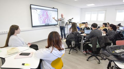 Las alumnas de Anatom&iacute;a Patol&oacute;xica del CIFP Montecelo analizan una citolog&iacute;a que escanearon en el aula tecnol&oacute;gica