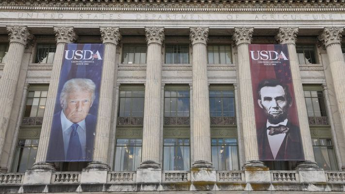 Dos grandes carteles con la imagen de Donald Trump y de Abraham Lincoln cuelgan en la fachada del edificio de la secretara de Agricultura