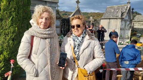 Graciela y Mar�a Josefa Guti�rrez Su�rez, con una foto de su abuelo, Abelardo Su�rez, uno de los siete asturianos fusilados en Celanova cuyos cad�veres se exhumaron en el cementerio celanov�s.