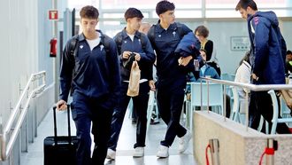Futbolistas del Celta, en el aeropuerto de Peinador la semana pasada.