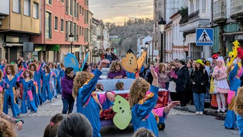 Entroido en Negreira, con mucho p�blico y m�s de 500 participantes en las carrozas y comparsas