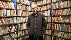 Andr�s Torres Queiruga, fotografado entre os seus libros na s�a casa de Santiago