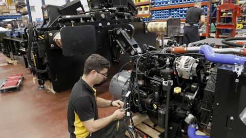 Trabajadores de Uromac Systems, en una de sus l�neas de producci�n.