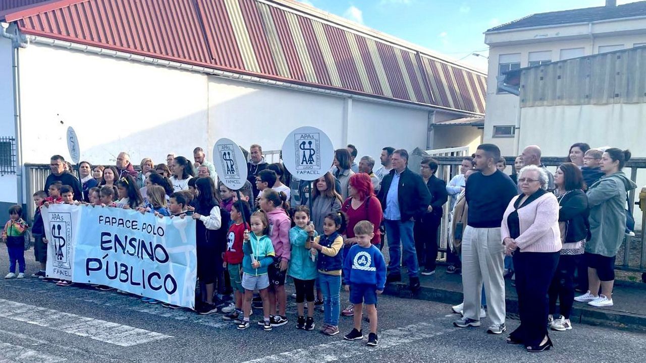 Las familias salen a la calle para defender el colegio de Alfoz de los ...