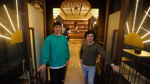 LA BOTICA [A CORU�A]
Otro al que el nombre le delata. Antes de ser el club que actualmente es, este local de la calle Real alberg� una farmacia. De ella a�n conserva el r�tulo en la fachada y parte de su estructura interior, con las estanter�as t�picas de las boticas de anta�o. Reacondicionado y reinaugurado a finales del 2023, A Botica se propone como un local de primera copa con predilecci�n por las bebidas premium, como selecta cocteler�a y como �afterwork�.